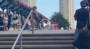 Девушка на лонгборде слетела с лестницы
