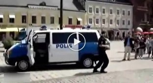 Польский полицейский танцует