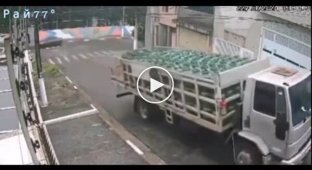 The truck failed to deliver gas cylinders and caused an apocalypse on a street in Brazil