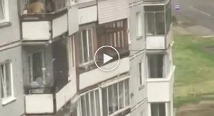 В Белокурихе мужчина выпал из окна многоэтажки