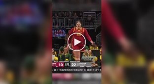 115-кілограмова баскетболістка, що змітає будь-які перешкоди на своєму шляху
