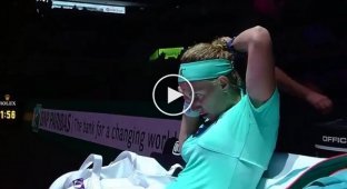 Теннисистка Светлана Кузнецова обрезала волосы во время игры 
