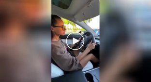 «Как это!»: реакция девушки на автоматическую парковку Tesla