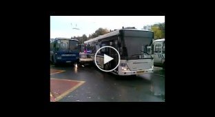 Два автобуса зажали ОКа