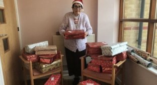 80-летняя бабушка решила поработать Санта-Клаусом. Как думаете, сколько подарков она собрала? (2 фото)
