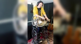 Парень совместил швейную машину с колесной лирой, и вот как это звучит