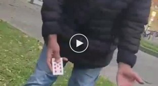 Эффектные фокусы с картами и кубиком в исполнении пожилого мужчины