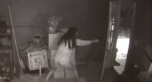 Хрупкая женщина хладнокровно расстреляла троих вооруженных грабителей (9 фото + 1 видео)