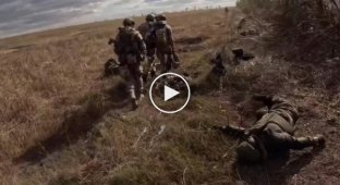 Бойцы белорусского батальона «Волат» и Интернационального легиона проходят мимо уничтоженной группы российских военных