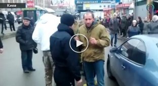 Лицом в асфальт. В Киеве полиция проучила хама