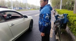 Китайский школьник на скутере врезался в Bentley (3 фото)