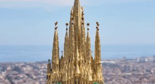 LEGO unveiled a giant Sagrada Familia cathedral made of 12,000 pieces (3 photos)