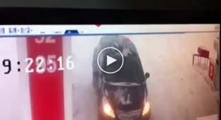В Казани молодой водитель Лексуса попал в ДТП на автозаправке
