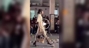 High fashion, we don’t understand: in Milan, spectators threw garbage at the model