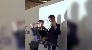 Перевірка на міцність: гендиректор відчуває бронежилет від ножа на собі