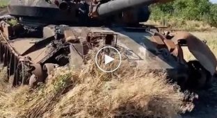 Подбитые российские танки Т-62М, Т-90А и БМП в Херсонской области