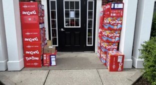 A boy accidentally ordered 70 thousand lollipops while playing on his phone (3 photos)