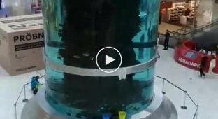 В московском ТЦ Авиапарк потек огромный аквариум