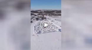 Сніговий лабіринт із кукурудзяного поля