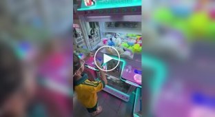 Девочка обманула игровой автомат