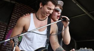 Музыканты из австралийской рок-группы помогли своей фанатке (фото)