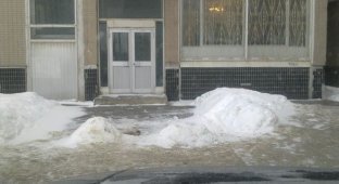 Ограничители парковки из снега и льда (4 фото)