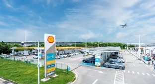 The world's largest charging station for electric cars (3 photos)