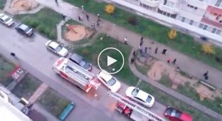 Пожарные вручную оттаскивают машины, чтобы проехать на вызов