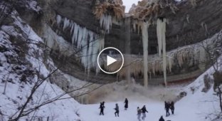 В Эстонии на туристов обрушился замерзший водопад