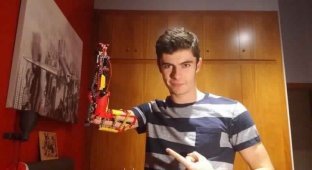 18-летний парень создал себе функциональный протез из бывшего Lego-вертолёта (3 фото + 1 видео)