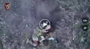 Раненый российский оккупант крестится перед смертью на украинской земле