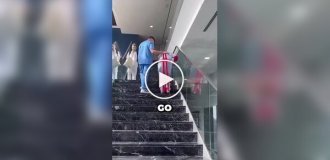 У Японії медсестер навчають емпатії за допомогою костюмів