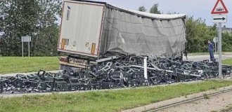 Жители увозили бутылки тележками. Дома многих ждало разочарование (2 фото)