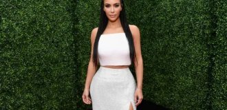 Kim Kardashian shrunk her dress so much that it almost burst (2 photos + video)