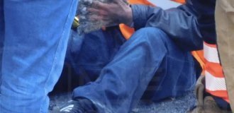Activists in Poland glued themselves to the roadway and complained about rescuers (3 photos)