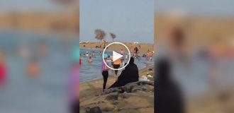 Мужчина издалека заметил тонущего мальчика и бросился ему на помощь