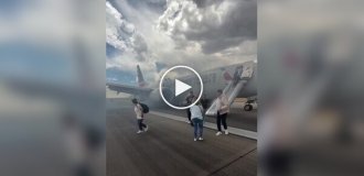 Пассажирский самолет загорелся в аэропорту Денвера