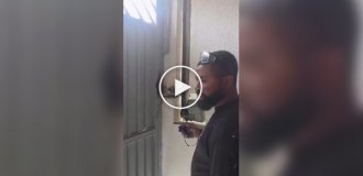 Хотел показать работу ворот, но получил дверцей прямо по лицу