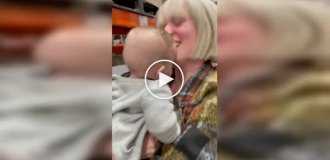 Ребенок провалился в гору подушек в магазине