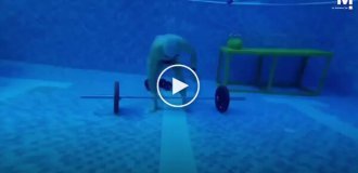 Под водой с штангой: экстремальная тренировка на дне бассейна