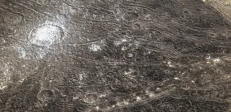 Ганимед: что скрывают белые пятна на снимке "Галилео"? (4 фото)