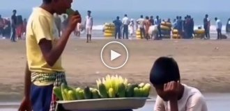 Торговец «освежал» огурцы странным способом