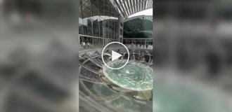 Завораживающий фонтан в Сингапуре