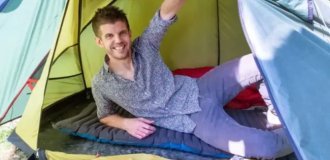 A father of two children spends the night in a tent in the middle of the garden in order to get a good night's sleep (5 photos)