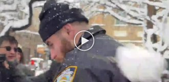 Полицейских закидали снежками в парке Нью-Йорка