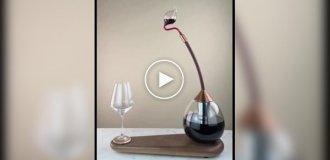 Графін, який сам наливає напій у бокал