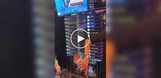 Бар для тех, кто не спит: в Вашингтоне открыли паб с новостями и рынками в реальном времени