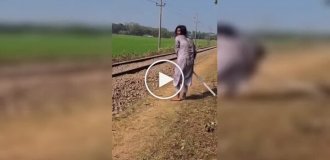 Как воруют телефоны у пассажиров поездов в Пакистане