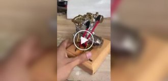 Золотые руки: невероятный миниатюрный двигатель мотоцикла