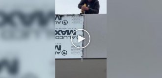 Защитную пленку снимают шуруповертом